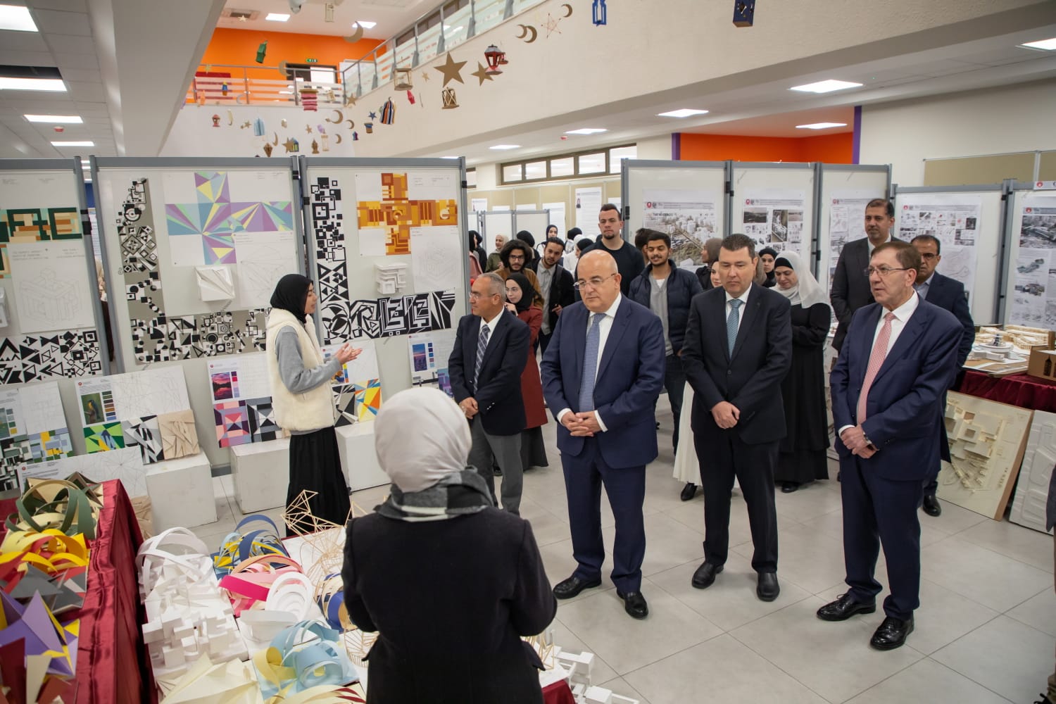 الحياري يفتتح معرض مشاريع طلبة هندسة العمارة في الهاشمية