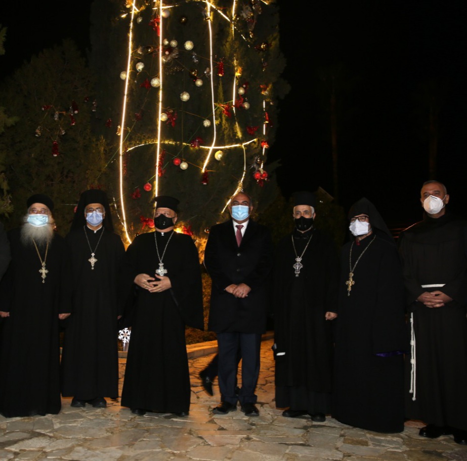 أمين عمان يضيء شجرة عيد الميلاد في اللويبدة