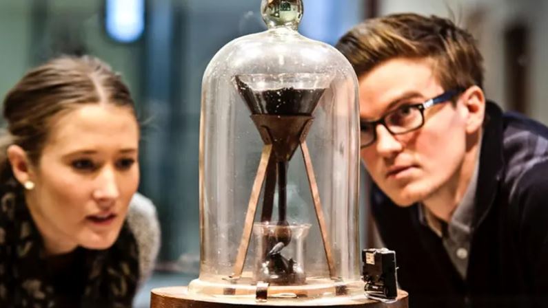 عيد ميلادها الـ100 ..  حكاية أطول تجربة معملية مستمرة في العالم