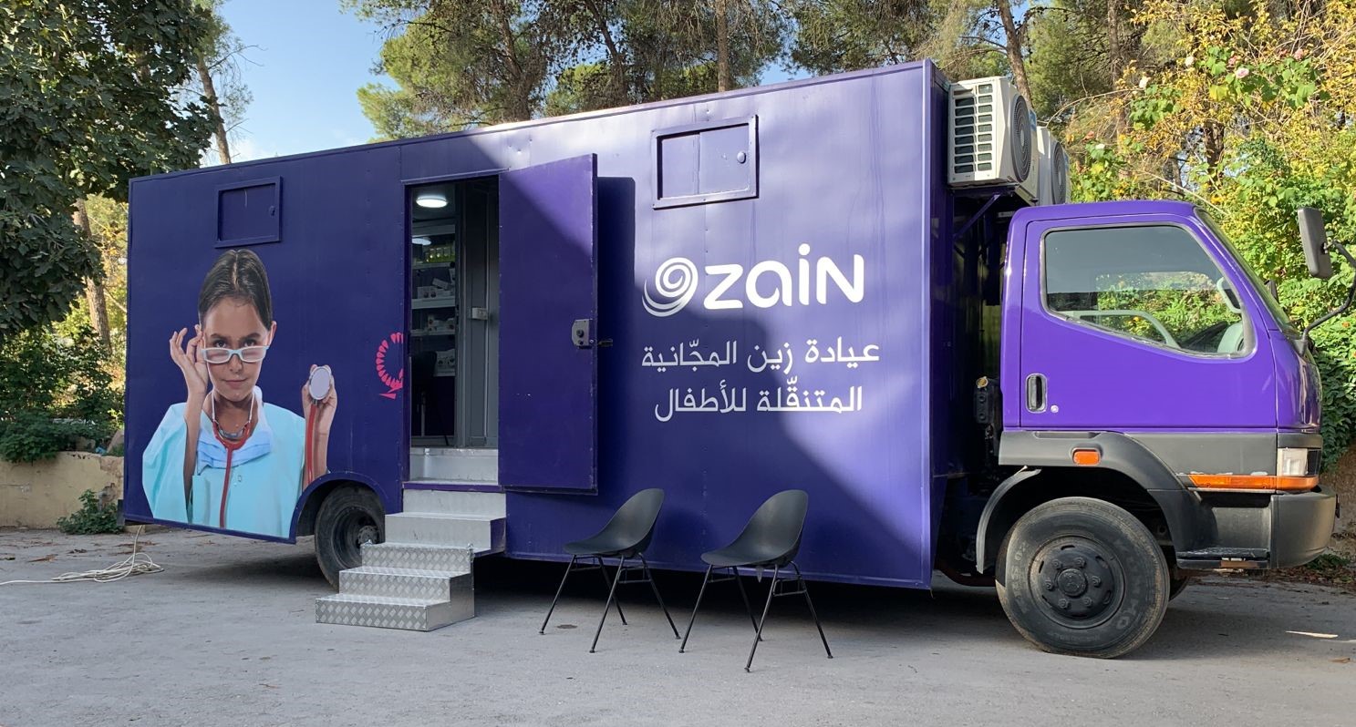 عيادة زين المجانية المتنقّلة تقدّم خدماتها الصحية في معان