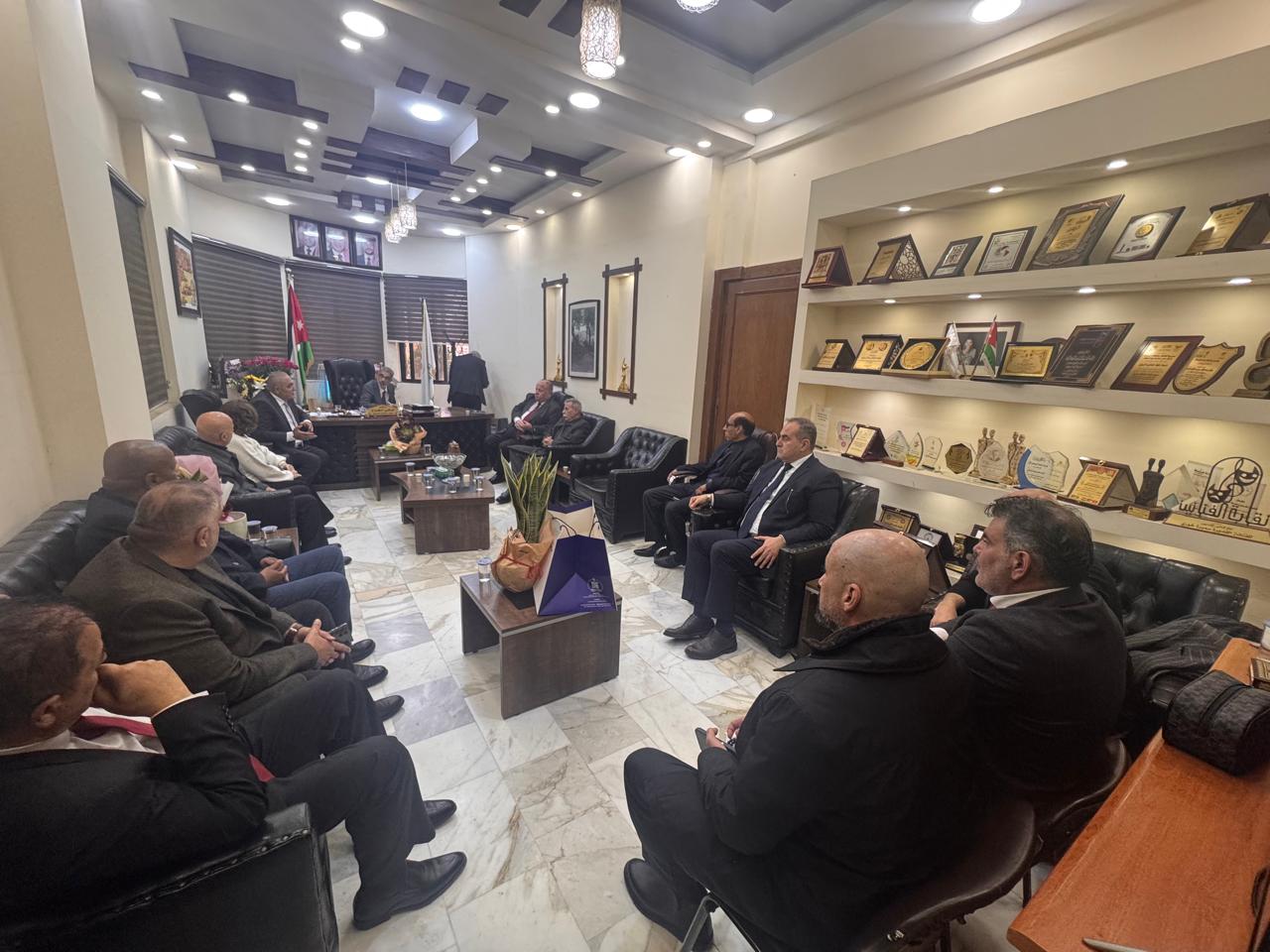 أيمن سماوي يزور نقابة الفنانين مهنئاً بمجلسها الجديد