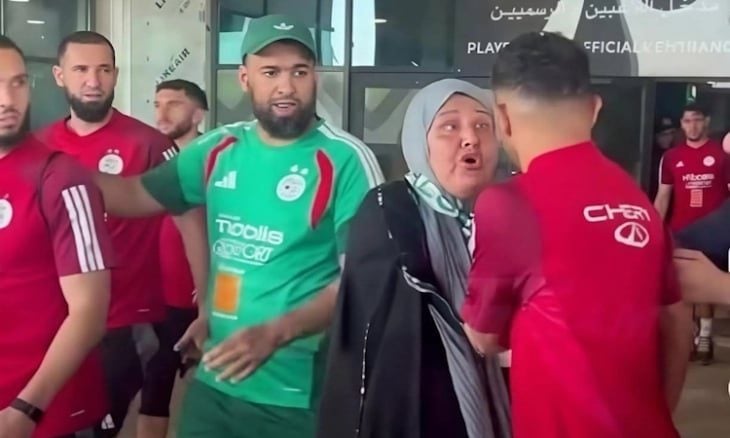 مشجعة جزائرية تقضائي رياض محرز لرفضه التقاط صورة معها