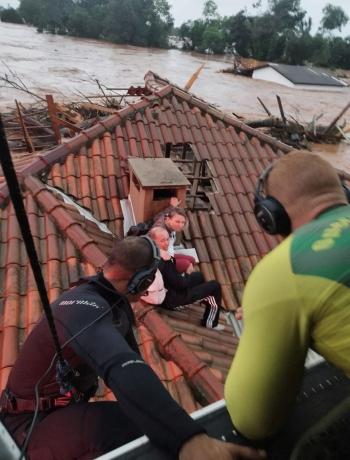 ارتفاع حصيلة فيضانات جنوب البرازيل إلى 29 قتيلاً و60 مفقوداً