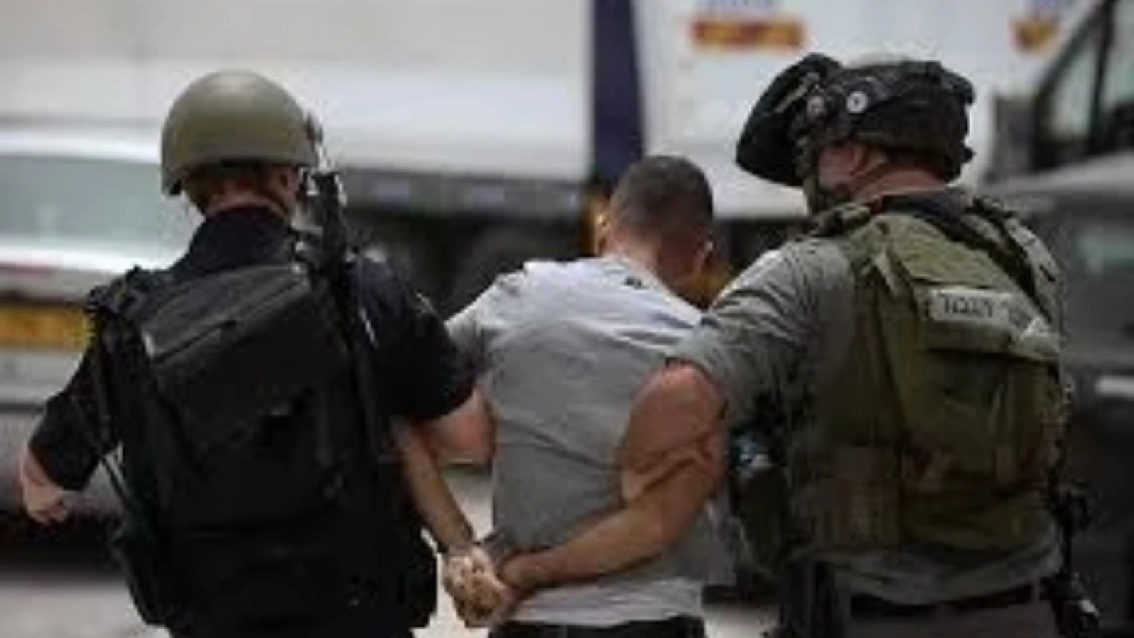 الاحتلال يعتقل 24 فلسطينيا ويهدم منشآت بالضفة