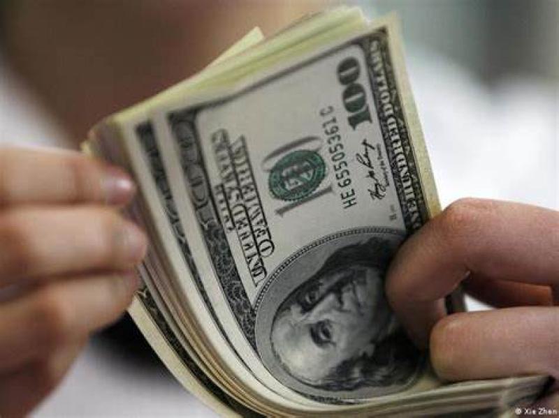 الدولار يسجل أعلى مستوى في أكثر من 3 أشهر