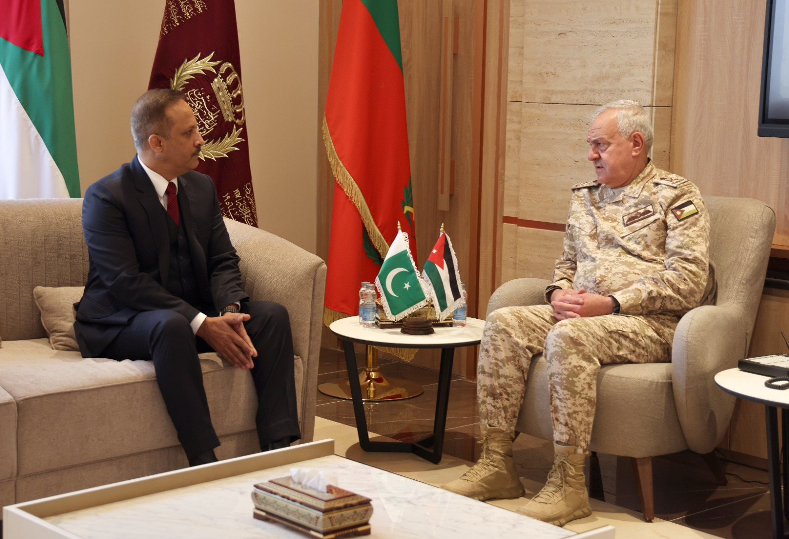 الأردن يبحث أوجه التعاون والتنسيق العسكري مع باكستان 