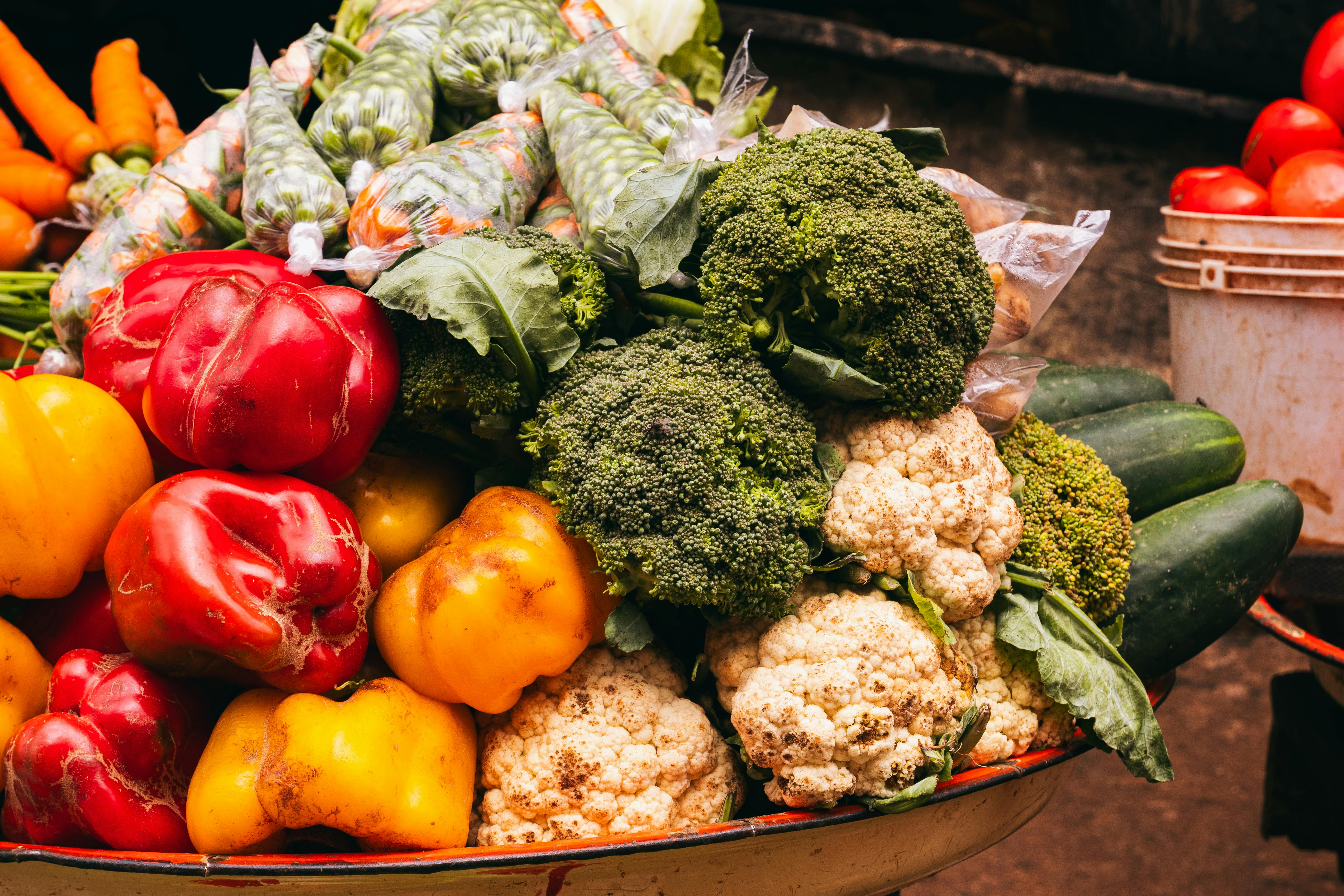 أسعار الخضار والفواكه في السوق المركزي الأحد 