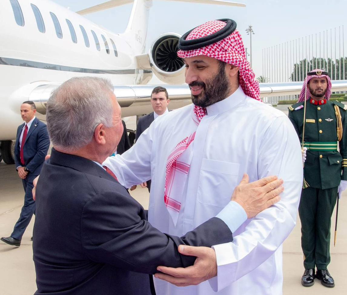 الملك يصل السعودية والأمير محمد بن سلمان في استقباله