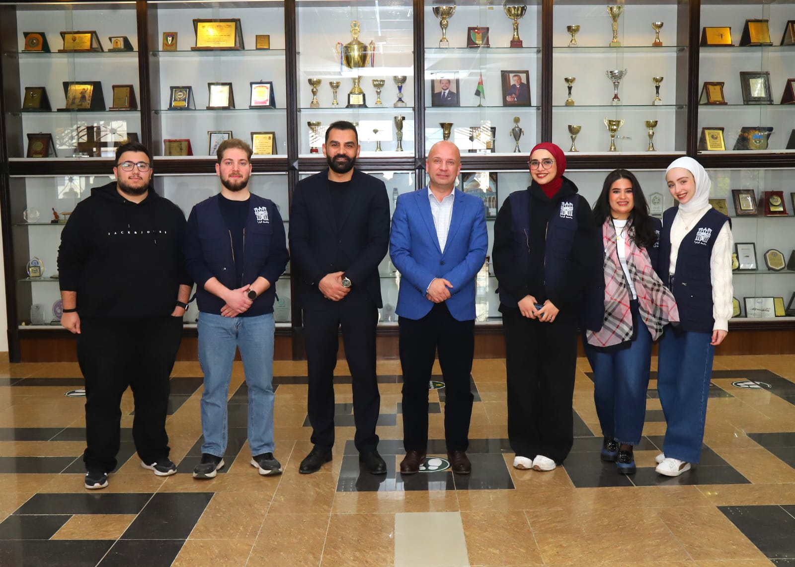 عمادة شؤون الطلبة بجامعة البترا تكرّم فريق سفراء الجامعة