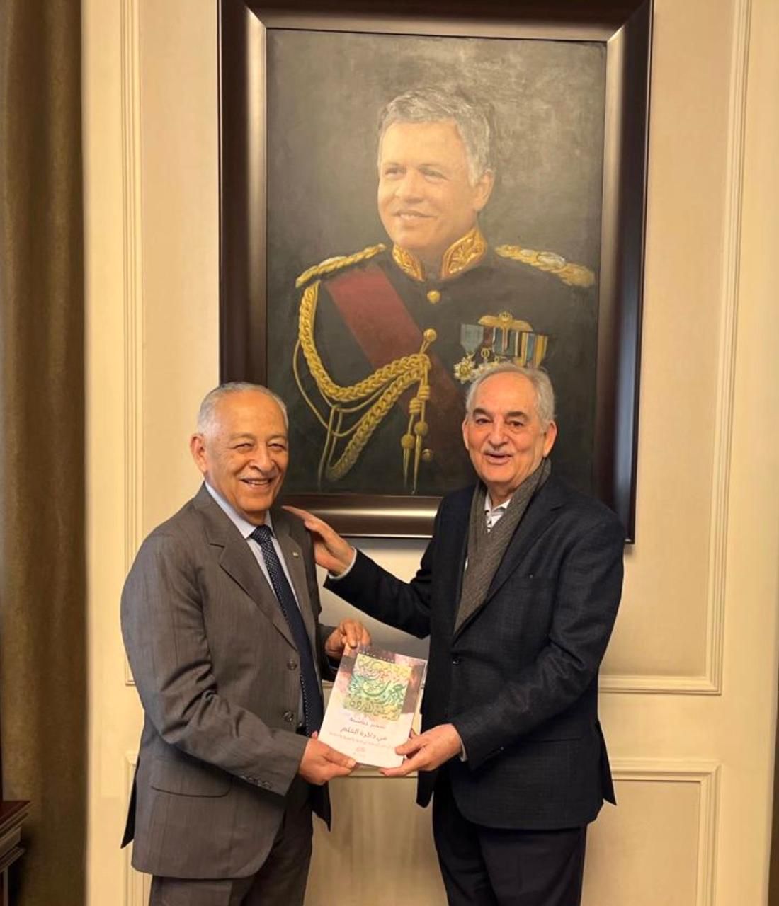 الحباشنة يهدي الملك أول نسخة من كتابه «من ذاكرة القلم»
