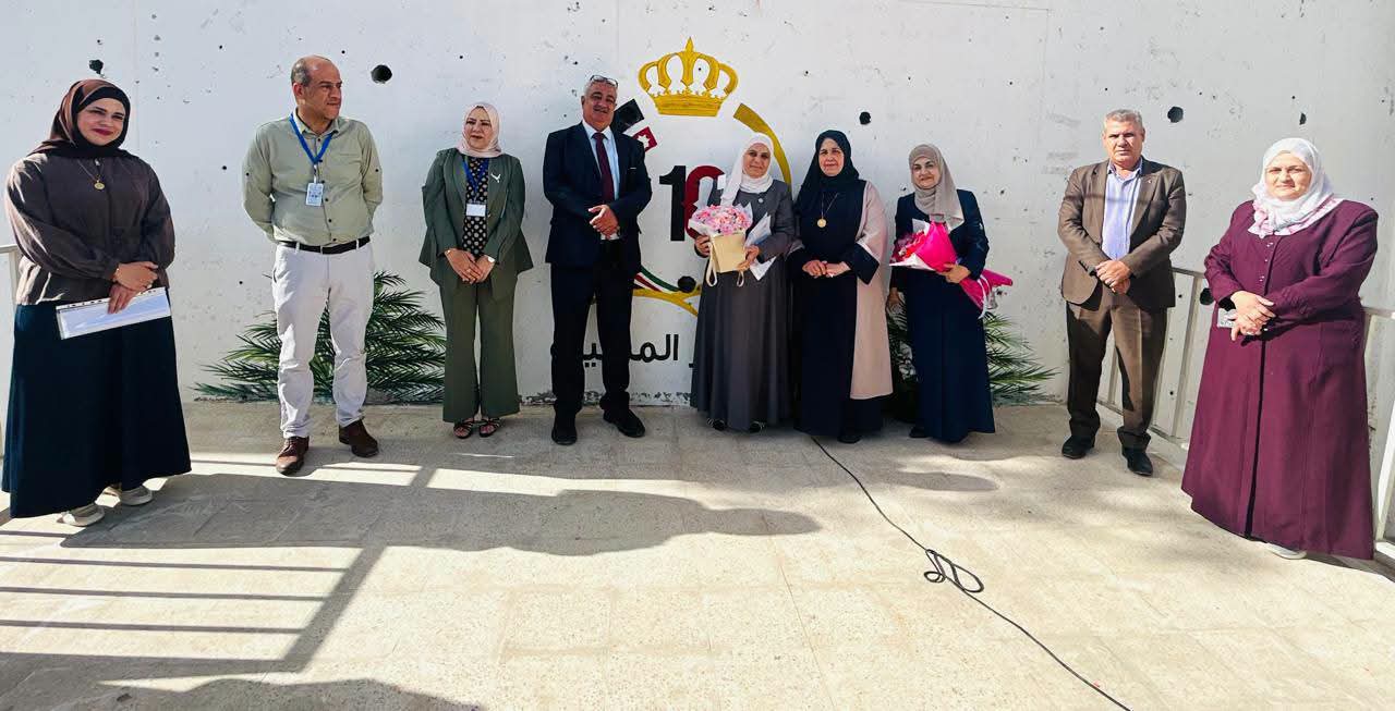 جويعد يكرم المعلمة زينب بني نصر 