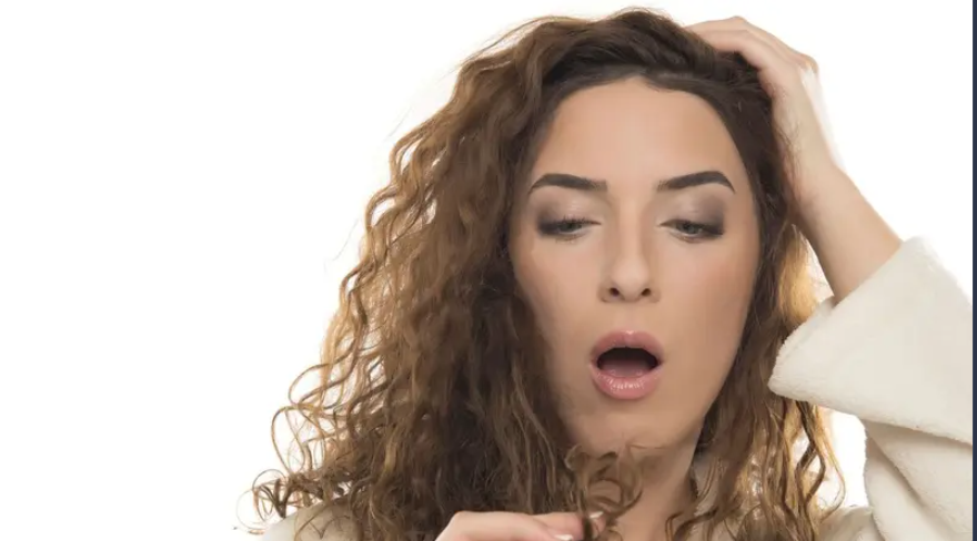 بلا سابق إنذار .. أسباب تغيّر طبيعة الشعر وملمسه