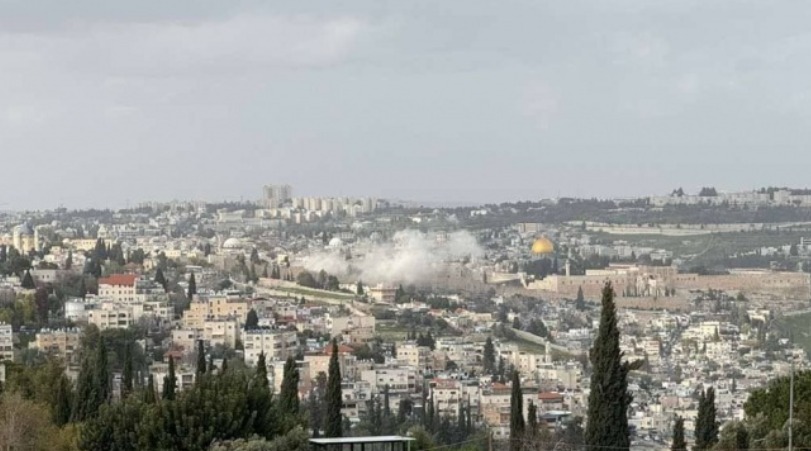 سقوط شظايا صاروخ إيراني قرب المسجد الأقصى ..  فيديو