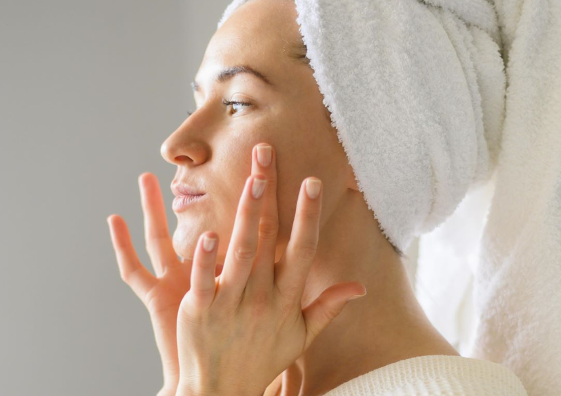 أفضل أوقات وضع ماسكات الوجه ..  ماسك الترطيب أولاً أو ماسك الفيتامين سي؟