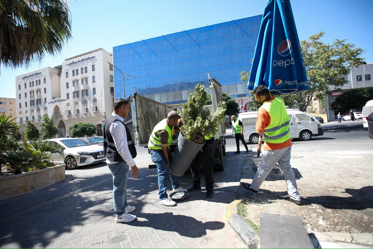 الأمانة تزيل اعتداءات على الشوارع والأرصفة 