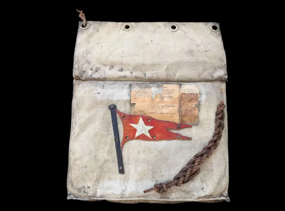 وسادة مقعد قارب نجاة من تايتانيك .. قطعة نادرة للبيع في مزاد