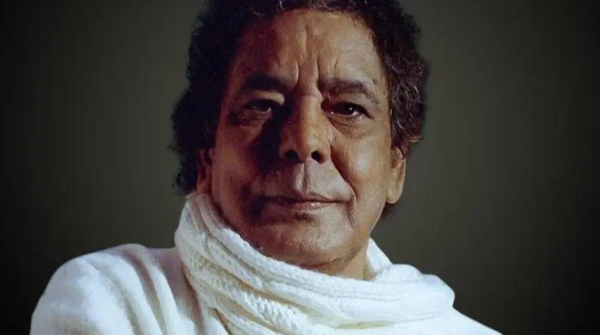 بعد أنباء عن وعكة صحية ..  مصدر: الكينج محمد منير بخير ويقضي إجازة مع أسرته