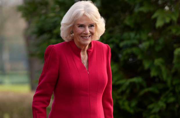 بعد إليزابيث الثانية ..  الملكة كاميلا تعيد موضة المعاطف الحمراء