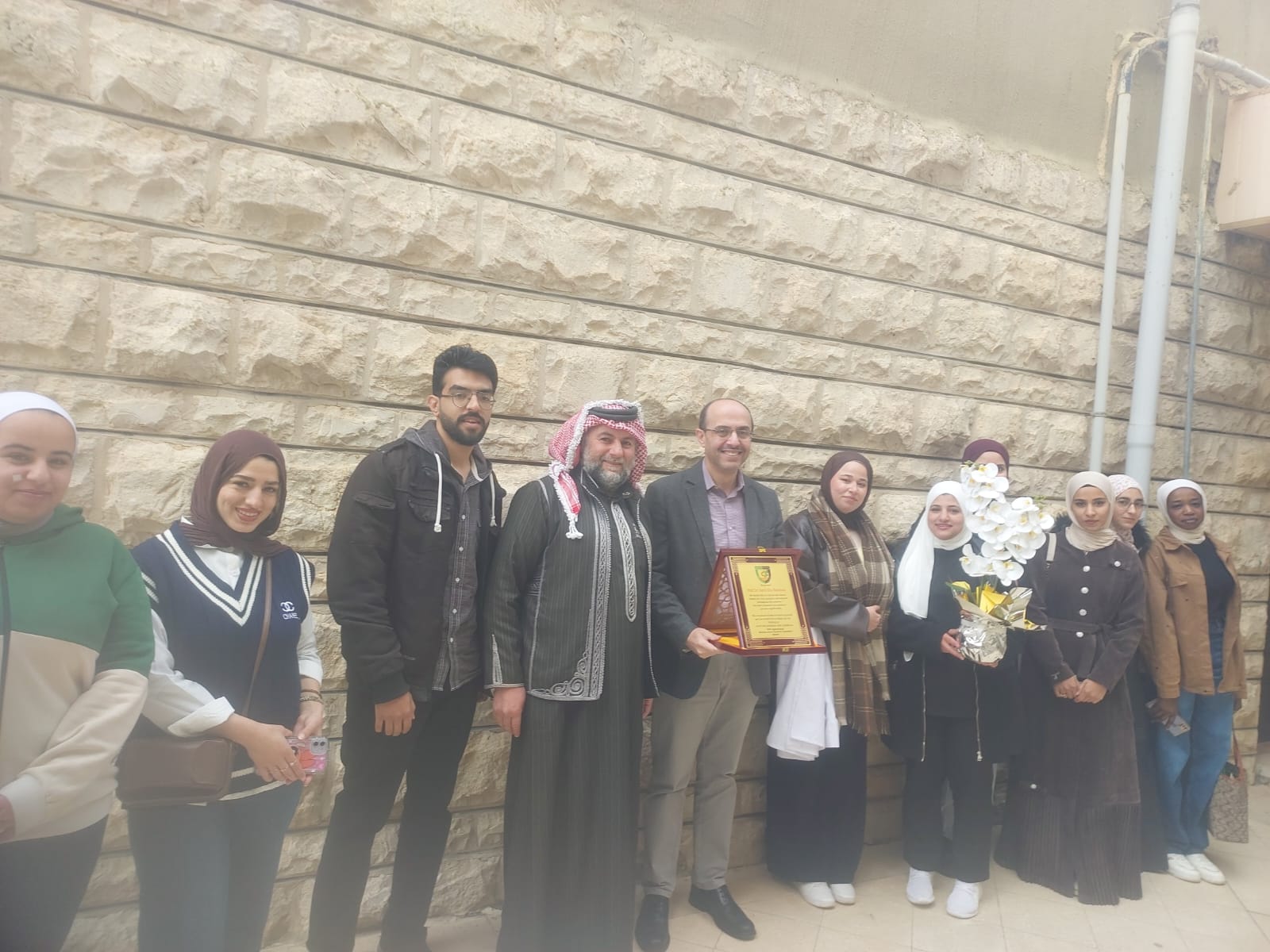 طلبة التقنيات الحيوية في البلقاء التطبيقية يشكرون أ.د سعيد أبو رمان