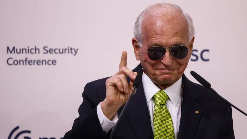 بنظارات سوداء ..  رئيس مؤتمر ميونخ يسخر من ماكرون