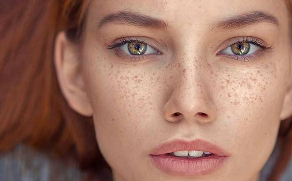 رسمات مكياج ناعم تظهر النمش