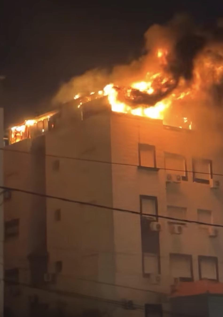 إخماد حريق أعلى عمارة سكنية في أبو نصير ..  ولا إصابات