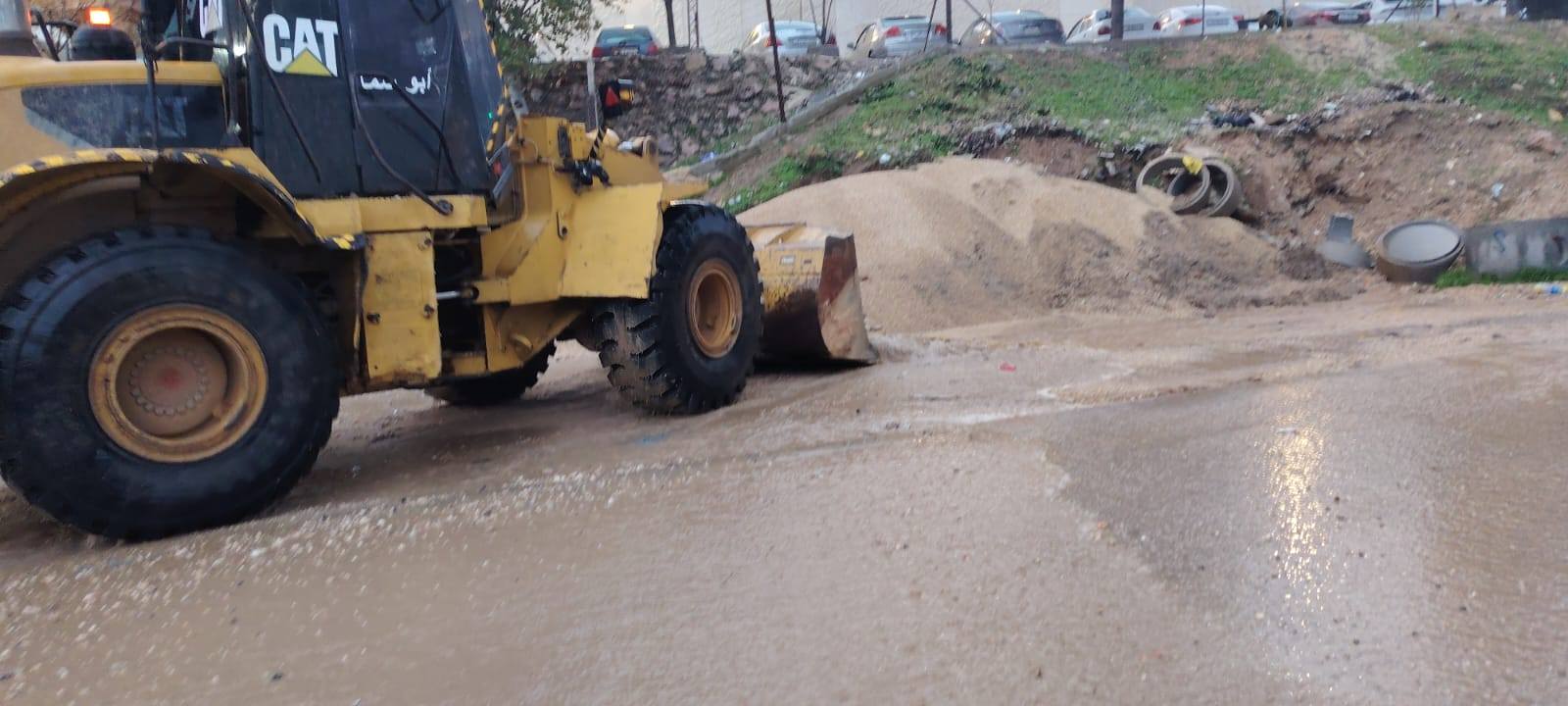 فتح عبارة بعد إغلاقها بسبب مخلفات إنشائية في بني عبيد 