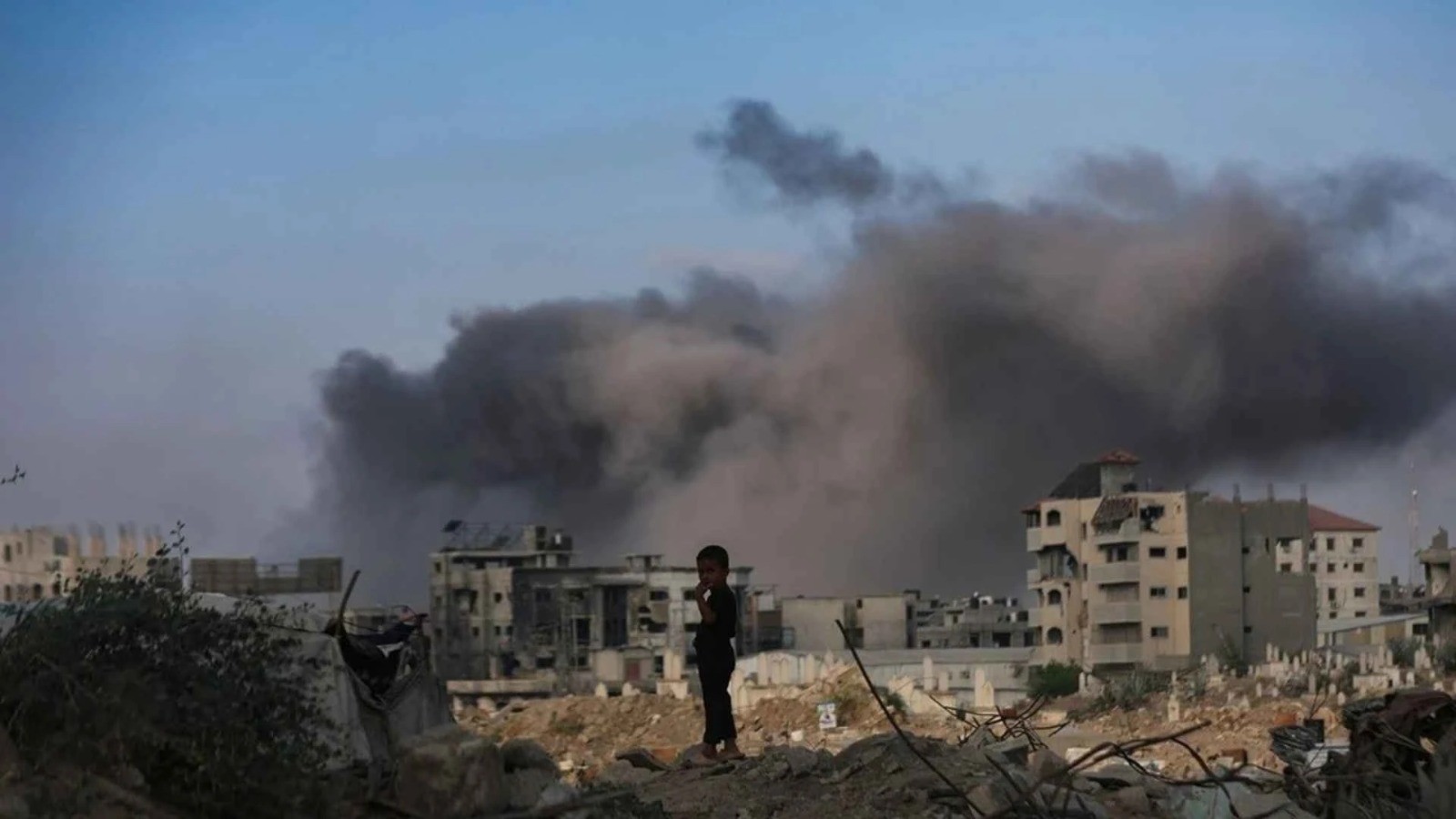 استشهاد فلسطيني وإصابة طفلة بجراح في قصف إسرائيلي على غزة