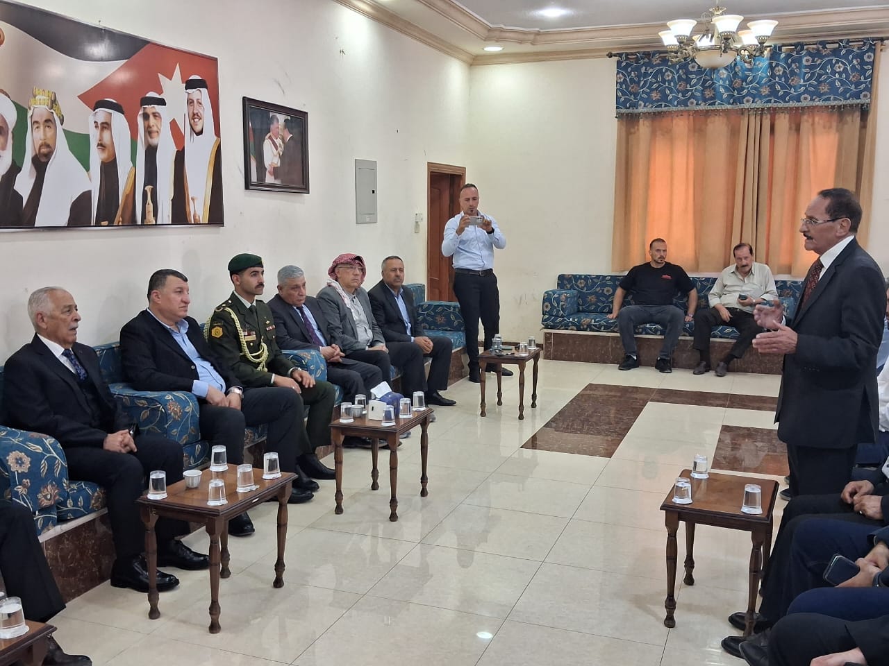 مندوبا عن الملك وولي العهد ..  العيسوي يعزي الروابدة والعدوان والرواشدة