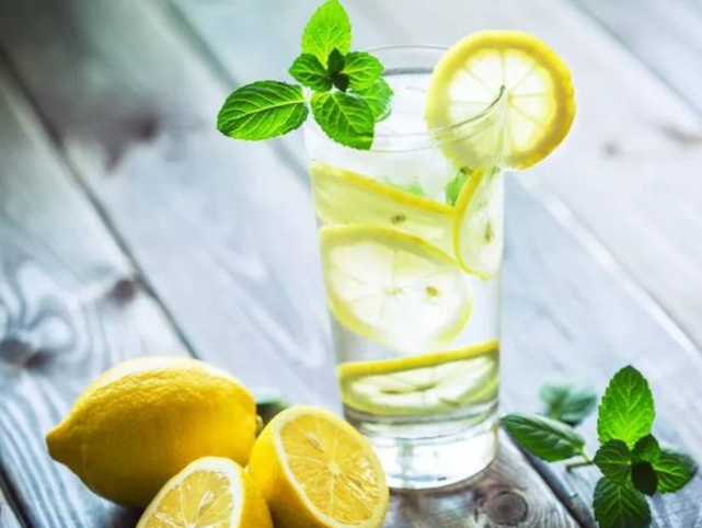 ماذا يحدث لضغط الدم عند شرب الماء بالليمون بانتظام؟