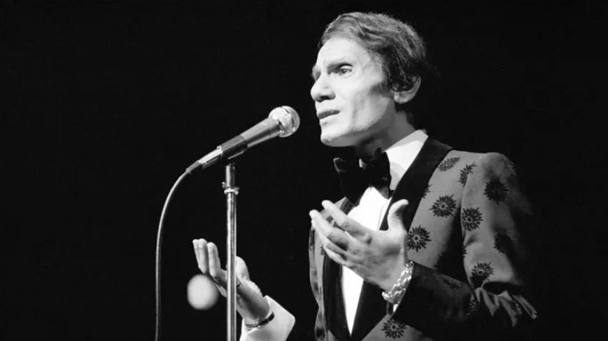 كلمات لست قلبي للعندليب تشعل جدلاً في مصر ..  وأسرته تعلق