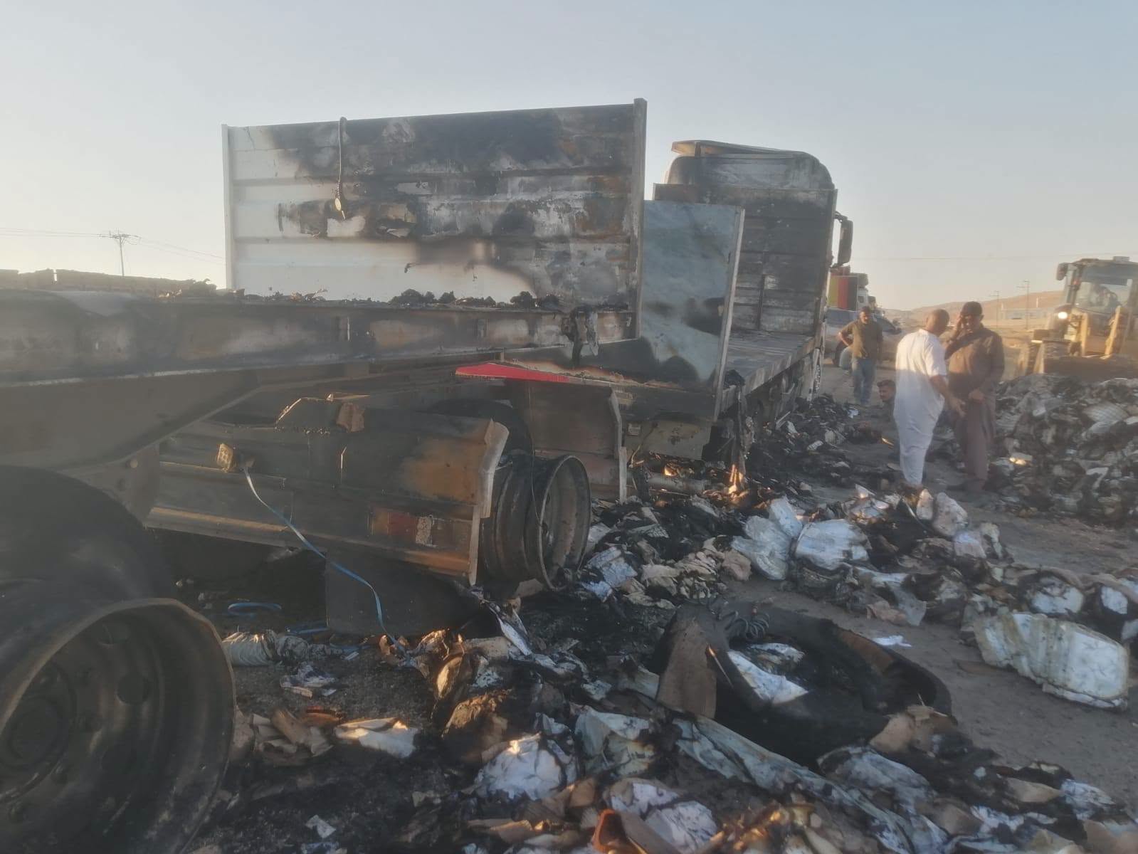 رفع مخلفات حريق شاحنة في سهل الدبة بالمفرق