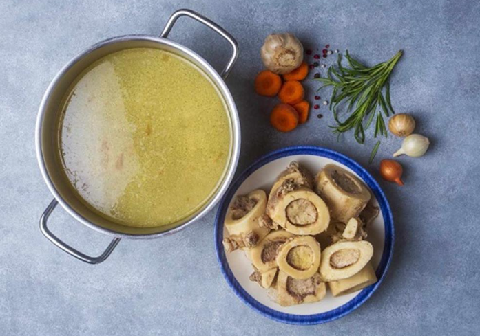 مرق العظام ومرق الدجاج ..  أيهما أكثر فائدة؟ 