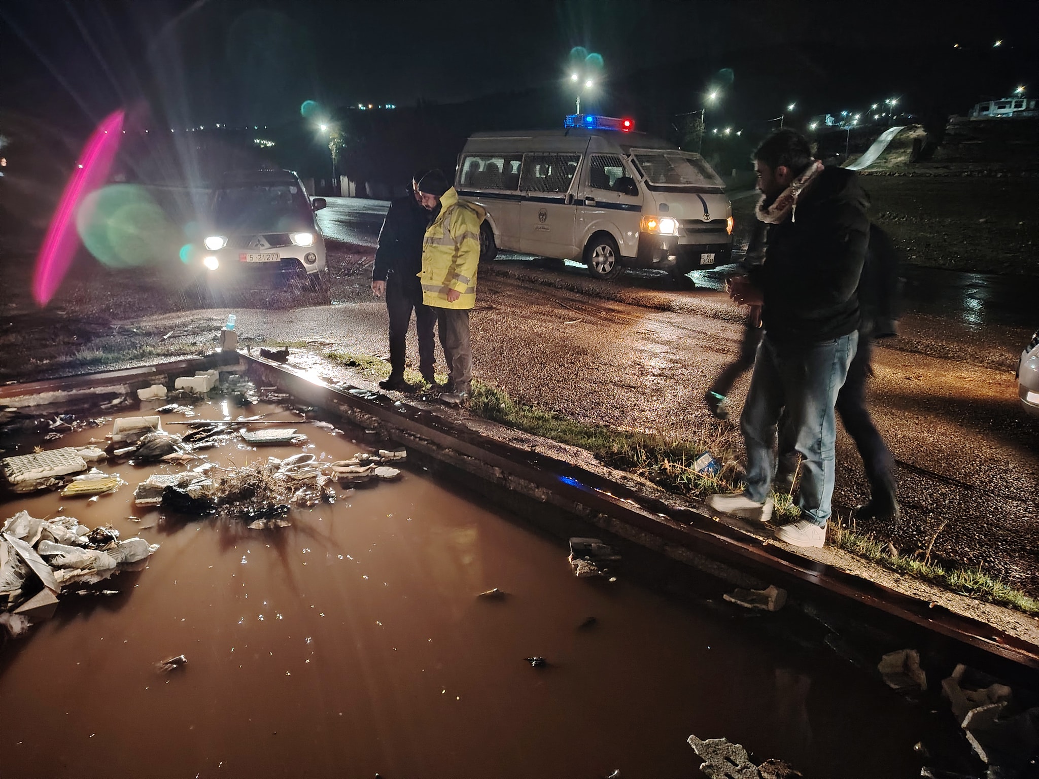 بلدية جرش تتعامل مع تجمع لمياه الأمطار على طريق المفرق