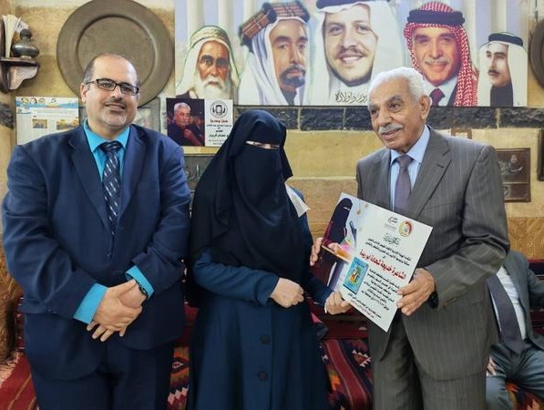 توقيع ديوان بعنوان عتبات وجدانية للشاعرة أبو ريدة