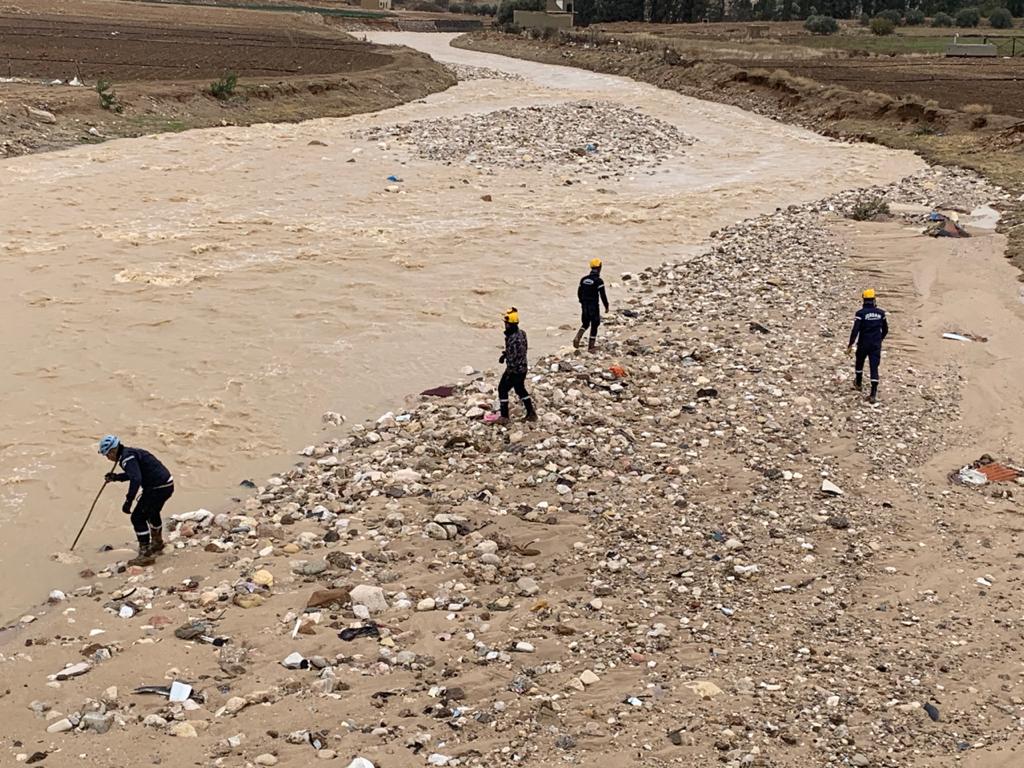انتشال جثة فتاة جرفتها السيول في مادبا والبحث عن اخرى