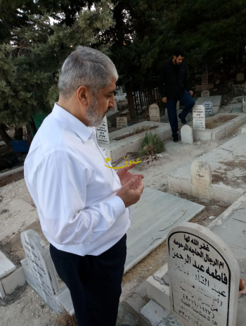 خالد مشعل يزور قبر والديه في عمان