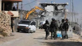 الاحتلال يهدم منازل ومساكن وبركسات تجارية في الضفة الغربية 
