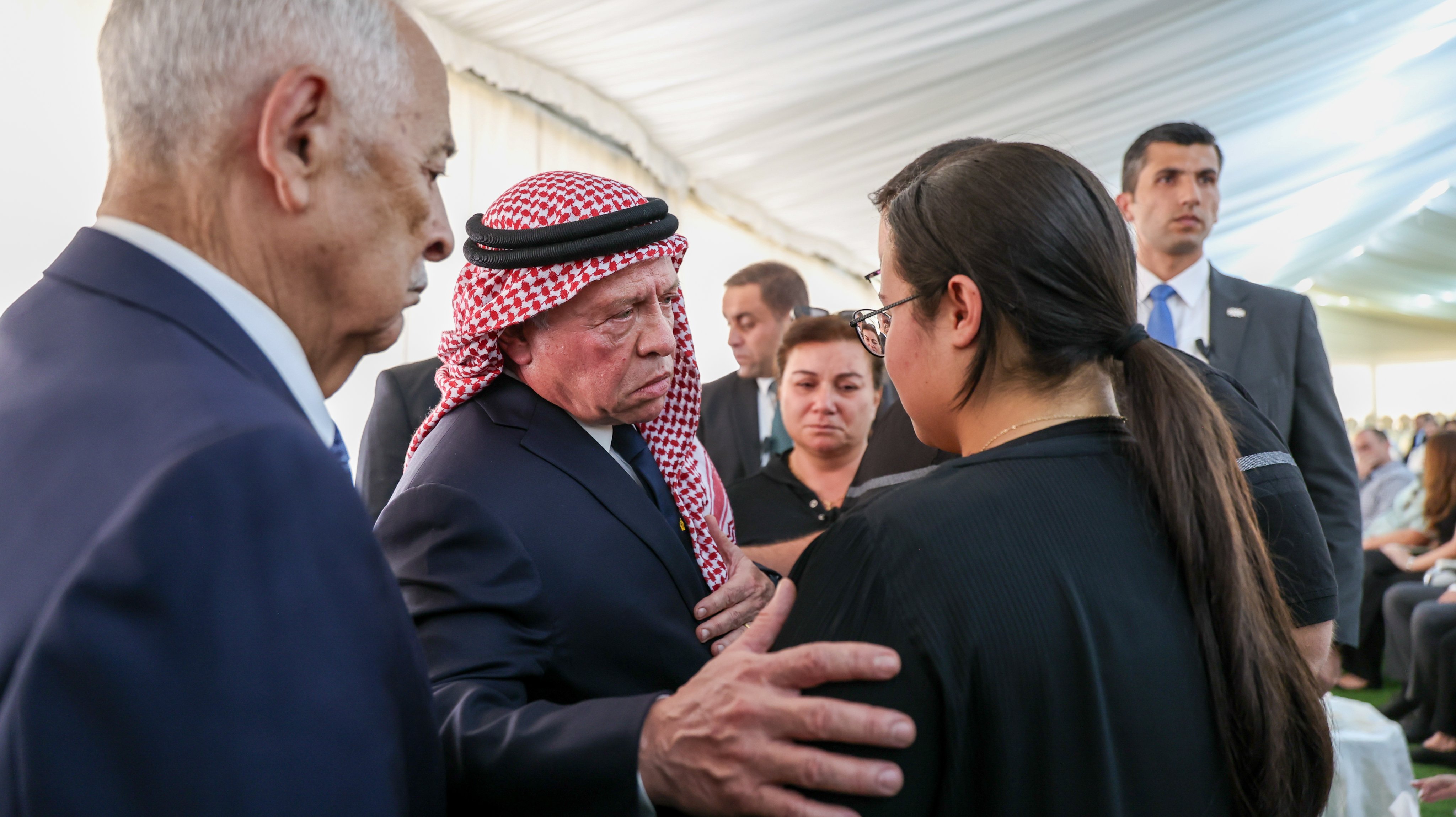 الملك يعزي بشهداء قرية حمود في الكرك