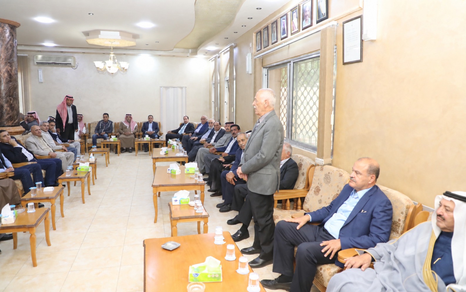 مندوبا عن الملك وولي العهد ..  العيسوي يعزي عشيرة أبو وندي