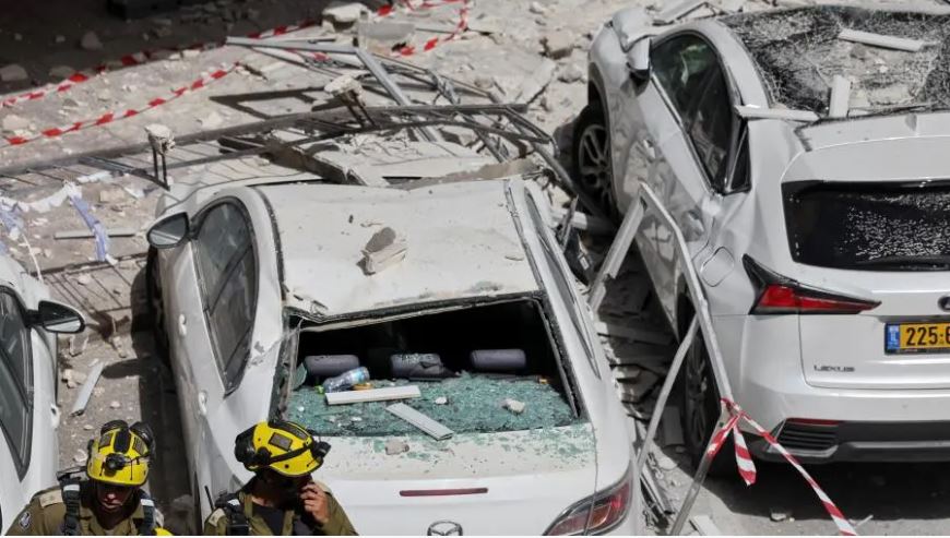 من 3 جبهات ..  شظايا عنقودية تسقط في تل أبيب وإيلات