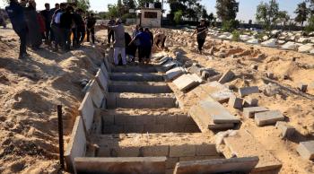 الاتحاد الأوروبي يدعو لتحقيق مستقل بشأن المقابر الجماعية في غزة