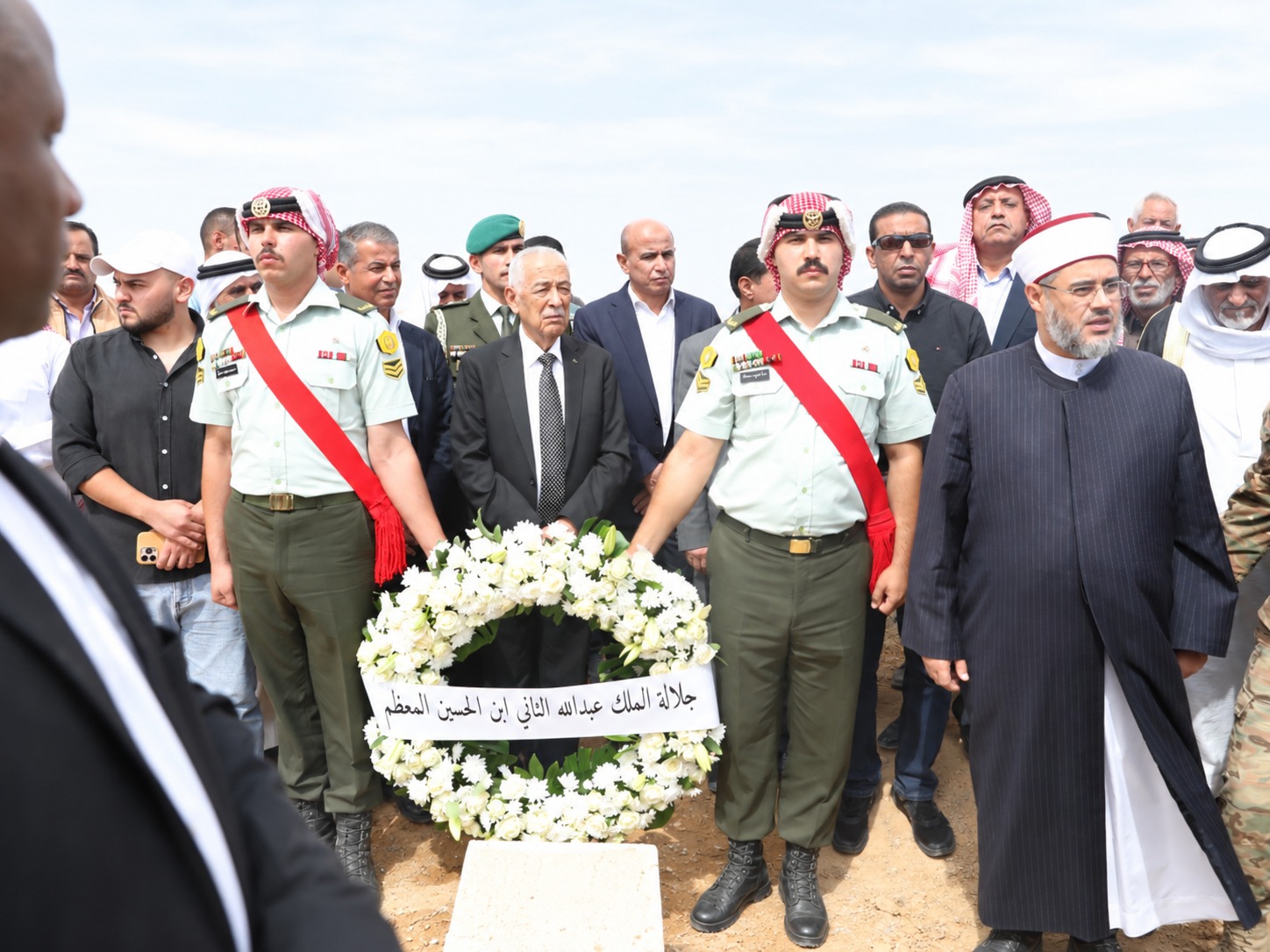 العيسوي ينقل تعازي الملك وولي العهد بوفاة سلامة الحجايا