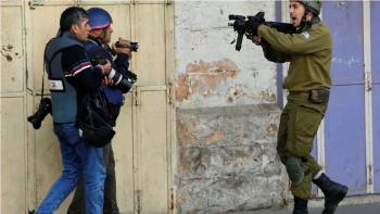 مؤسسات الأسرى الفلسطينية: الاحتلال يواصل اعتقال 53 صحفيا وصحفية  