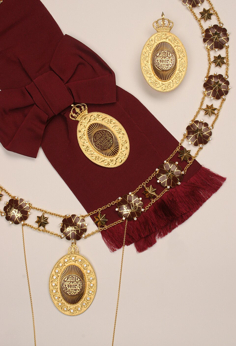 ماذا تعرف عن ارفع وسام ملكي مدني ؟