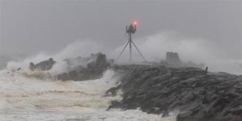 العاصفة أوفيليا تضرب الساحل الأطلسي الأمريكي