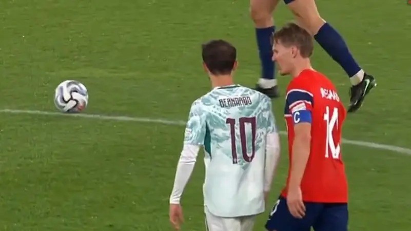 أوديغارد يوجه لفظاً بذيئاً إلى برناردو سيلفا بعد تدخل عنيف