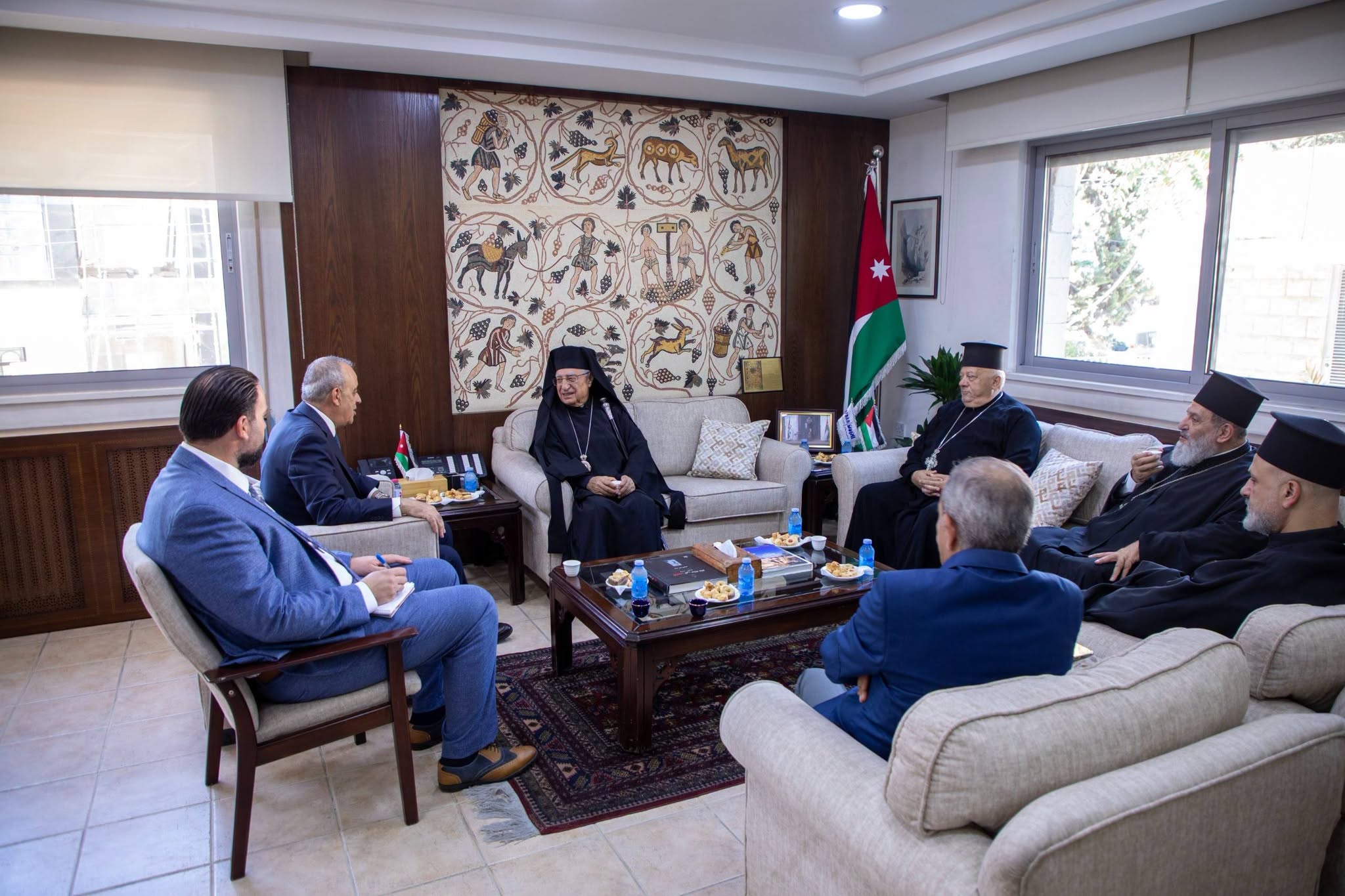 وزير السياحة يبحث مع بطريرك الروم الملكيين الكاثوليك تعزيز السياحة الدينية 