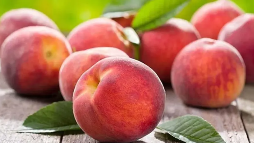 الخوخ وسكر الدم ..  خطر خفي أم خيار صحي؟