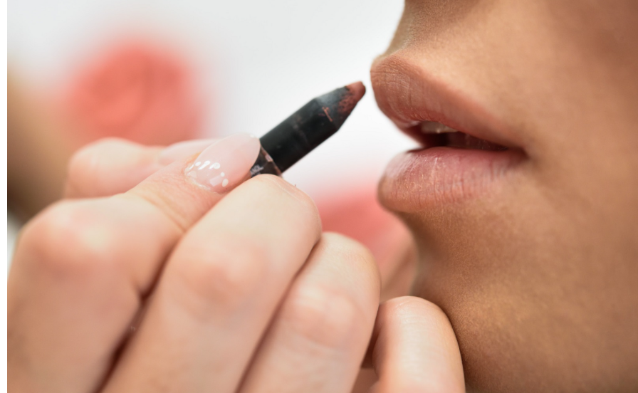 تحديد الشفاه ..  متى يُجمّل شفتيكِ ومتى يفسد مكياجكِ بالكامل؟